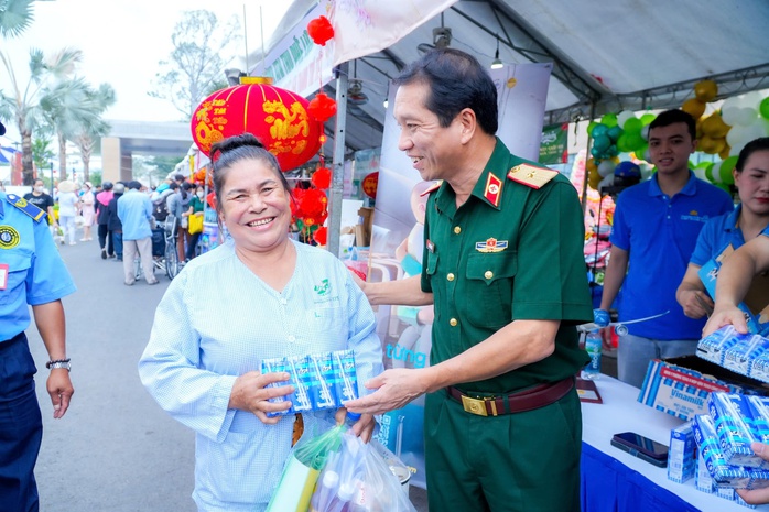 Xúc động phiên chợ Tết giữa TP HCM và Hà Nội, "người mua và người bán" đều đặc biệt - Ảnh 2. Xúc động phiên chợ Tết giữa TP HCM và Hà Nội, "người mua và người bán" đều đặc biệt - Ảnh 2.