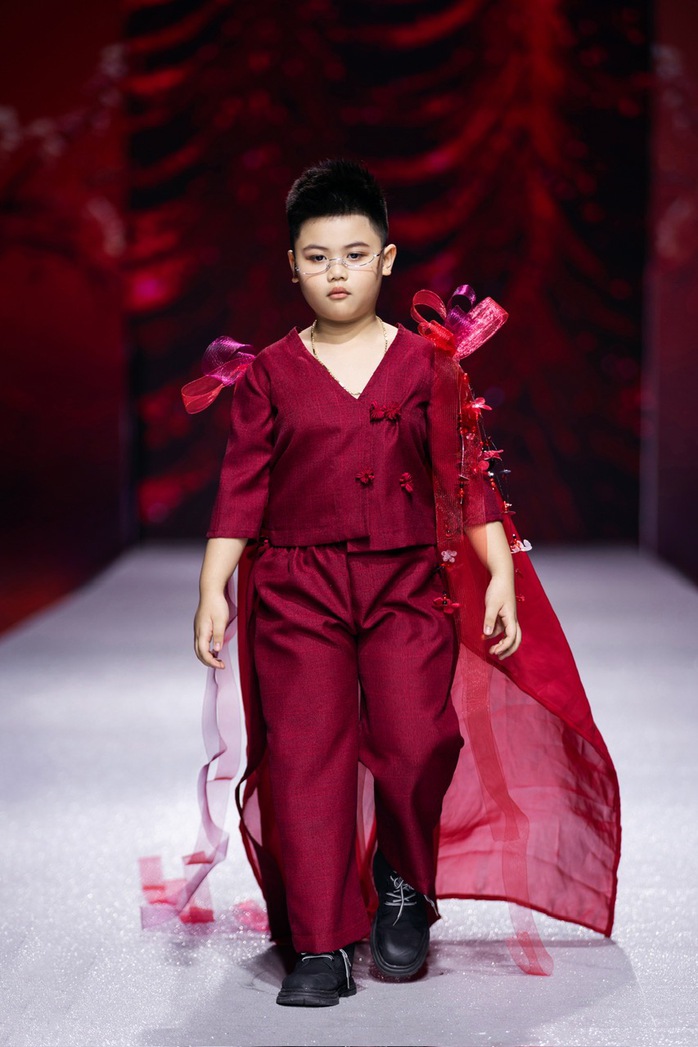 Mẫu nhí Hoàng Long T-B ấn tượng trên sàn catwalk- Ảnh 2. Mẫu nhí Hoàng Long T-B ấn tượng trên sàn catwalk- Ảnh 2.