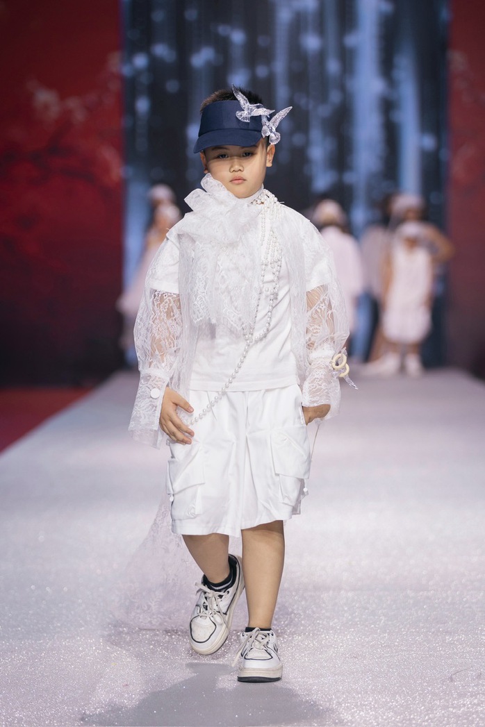 Mẫu nhí Hoàng Long T-B ấn tượng trên sàn catwalk- Ảnh 6. Mẫu nhí Hoàng Long T-B ấn tượng trên sàn catwalk- Ảnh 6.
