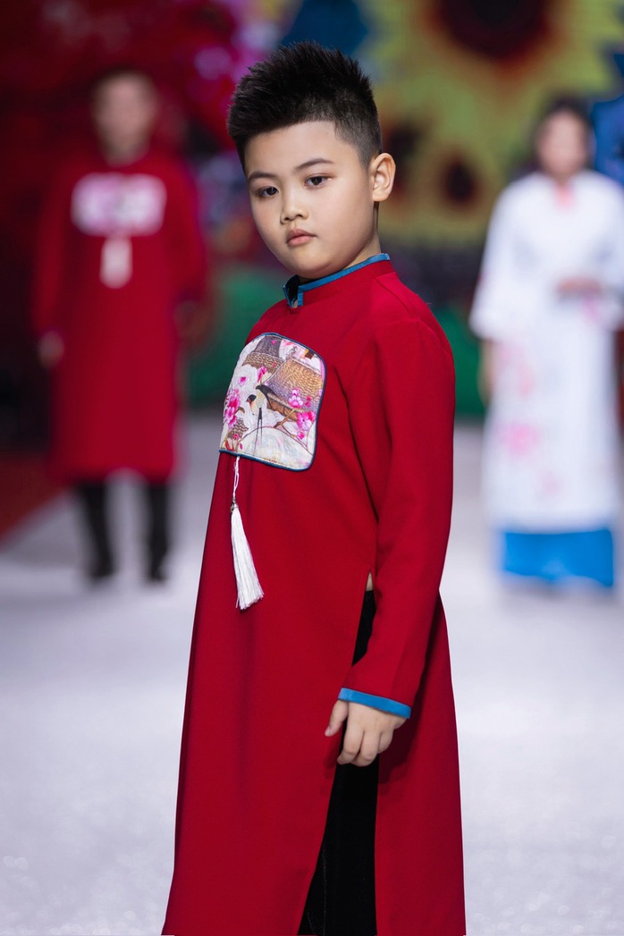 Mẫu nhí Hoàng Long T-B ấn tượng trên sàn catwalk- Ảnh 1. Mẫu nhí Hoàng Long T-B ấn tượng trên sàn catwalk- Ảnh 1.