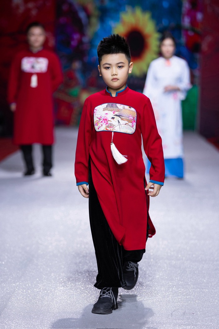 Mẫu nhí Hoàng Long T-B ấn tượng trên sàn catwalk- Ảnh 5. Mẫu nhí Hoàng Long T-B ấn tượng trên sàn catwalk- Ảnh 5.