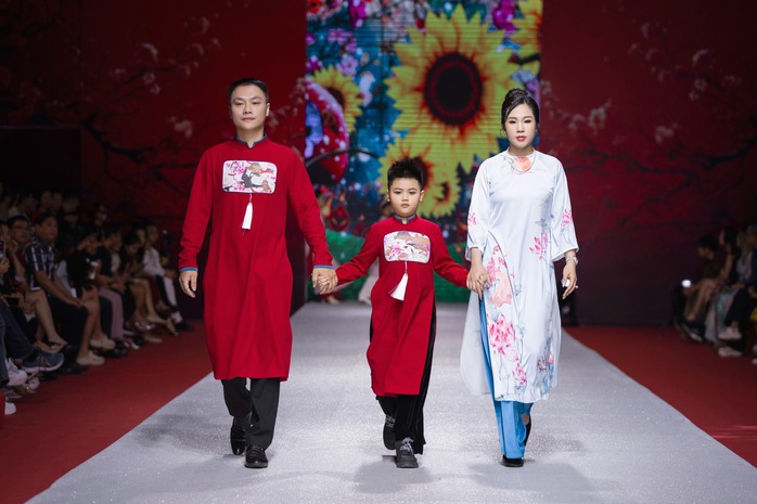 Mẫu nhí Hoàng Long T-B ấn tượng trên sàn catwalk- Ảnh 4. Mẫu nhí Hoàng Long T-B ấn tượng trên sàn catwalk- Ảnh 4.