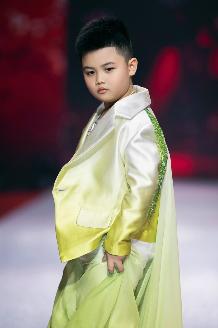 Mẫu nhí Hoàng Long T-B ấn tượng trên sàn catwalk- Ảnh 3. Mẫu nhí Hoàng Long T-B ấn tượng trên sàn catwalk- Ảnh 3.