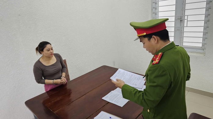 Công an Đà Nẵng thực hiện lệnh bắt tạm giam 1 nữ nhân viên ngân hàng - Ảnh 1. Công an Đà Nẵng thực hiện lệnh bắt tạm giam 1 nữ nhân viên ngân hàng - Ảnh 1.