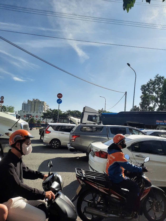 Ùn tắc khu vực vòng xoay Liên Phường ở TP Thủ Đức, CSGT lập tức có mặt điều tiết - Ảnh 4. Ùn tắc khu vực vòng xoay Liên Phường ở TP Thủ Đức, CSGT lập tức có mặt điều tiết - Ảnh 4.