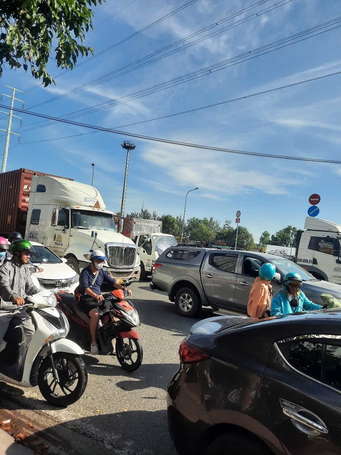 Ùn tắc khu vực vòng xoay Liên Phường ở TP Thủ Đức, CSGT lập tức có mặt điều tiết - Ảnh 3. Ùn tắc khu vực vòng xoay Liên Phường ở TP Thủ Đức, CSGT lập tức có mặt điều tiết - Ảnh 3.