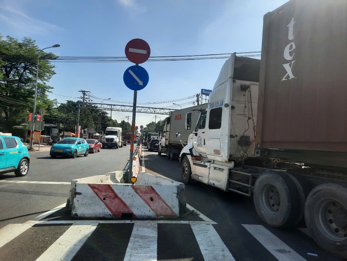 Ùn tắc khu vực vòng xoay Liên Phường ở TP Thủ Đức, CSGT lập tức có mặt điều tiết - Ảnh 1. Ùn tắc khu vực vòng xoay Liên Phường ở TP Thủ Đức, CSGT lập tức có mặt điều tiết - Ảnh 1.