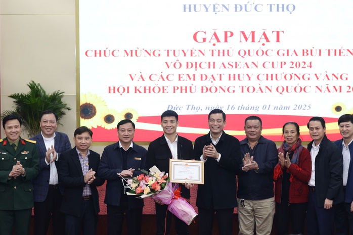 Vô địch ASEAN Cup, Bùi Tiến Dũng được tuyên dương ở quê nhà- Ảnh 3. Vô địch ASEAN Cup, Bùi Tiến Dũng được tuyên dương ở quê nhà- Ảnh 3.