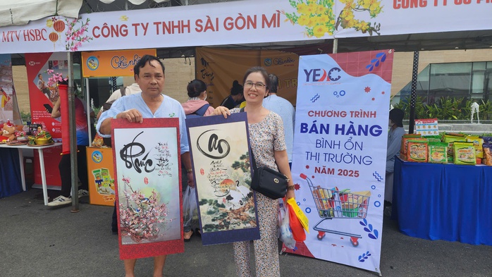 Xúc động phiên chợ Tết giữa TP HCM và Hà Nội, "người mua và người bán" đều đặc biệt - Ảnh 3. Xúc động phiên chợ Tết giữa TP HCM và Hà Nội, "người mua và người bán" đều đặc biệt - Ảnh 3.