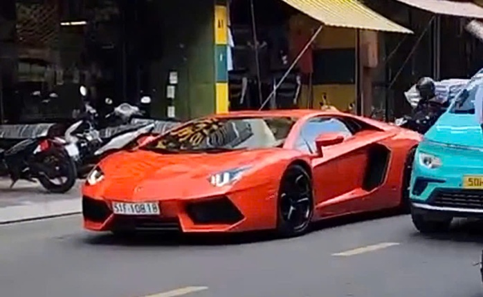 Xe Lamborghini đột ngột dừng giữa đường ở Phú Nhuận, tài xế trong tình trạng bất ổn- Ảnh 1. Xe Lamborghini đột ngột dừng giữa đường ở Phú Nhuận, tài xế trong tình trạng bất ổn- Ảnh 1.