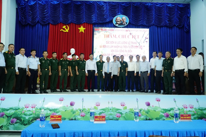 VIDEO: Tặng 200 suất hỗ trợ học bổng đến học sinh vùng biên Long An- Ảnh 11. VIDEO: Tặng 200 suất hỗ trợ học bổng đến học sinh vùng biên Long An- Ảnh 11.