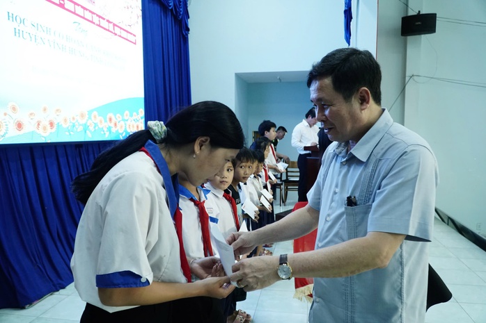 VIDEO: Tặng 200 suất hỗ trợ học bổng đến học sinh vùng biên Long An- Ảnh 5. VIDEO: Tặng 200 suất hỗ trợ học bổng đến học sinh vùng biên Long An- Ảnh 5.