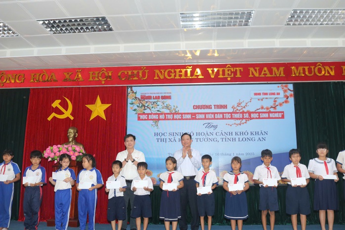VIDEO: Tặng 200 suất hỗ trợ học bổng đến học sinh vùng biên Long An- Ảnh 7. VIDEO: Tặng 200 suất hỗ trợ học bổng đến học sinh vùng biên Long An- Ảnh 7.