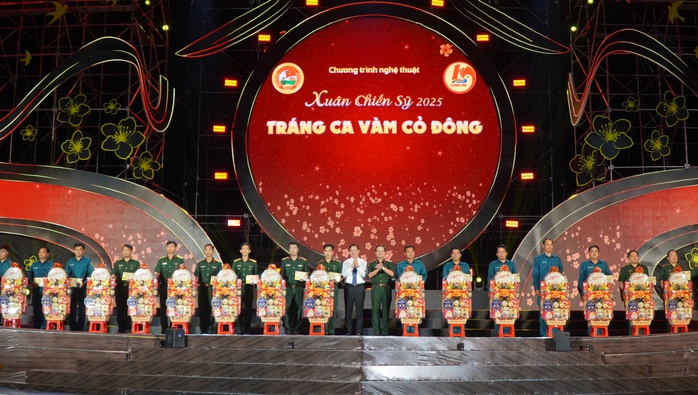 Xuân Chiến sĩ: Mang mùa xuân và tình thương đến với cán bộ, chiến sĩ và nhân dân- Ảnh 1. Xuân Chiến sĩ: Mang mùa xuân và tình thương đến với cán bộ, chiến sĩ và nhân dân- Ảnh 1.