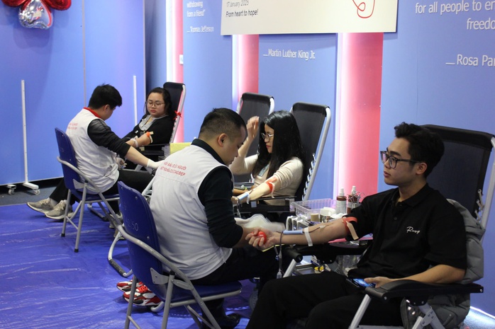 Phó Đại sứ Mỹ tham gia hiến máu tình nguyện- Ảnh 3. Phó Đại sứ Mỹ tham gia hiến máu tình nguyện- Ảnh 3.