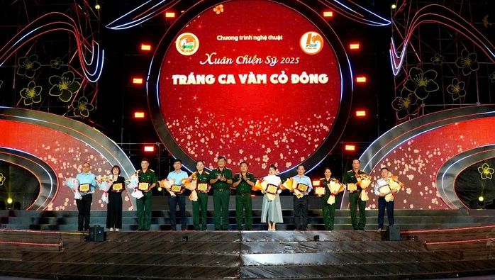 Xuân ấm tình quân - dân- Ảnh 1. Xuân ấm tình quân - dân- Ảnh 1.