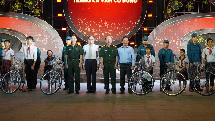 Xuân Chiến sĩ: Mang mùa xuân và tình thương đến với cán bộ, chiến sĩ và nhân dân- Ảnh 3. Xuân Chiến sĩ: Mang mùa xuân và tình thương đến với cán bộ, chiến sĩ và nhân dân- Ảnh 3.