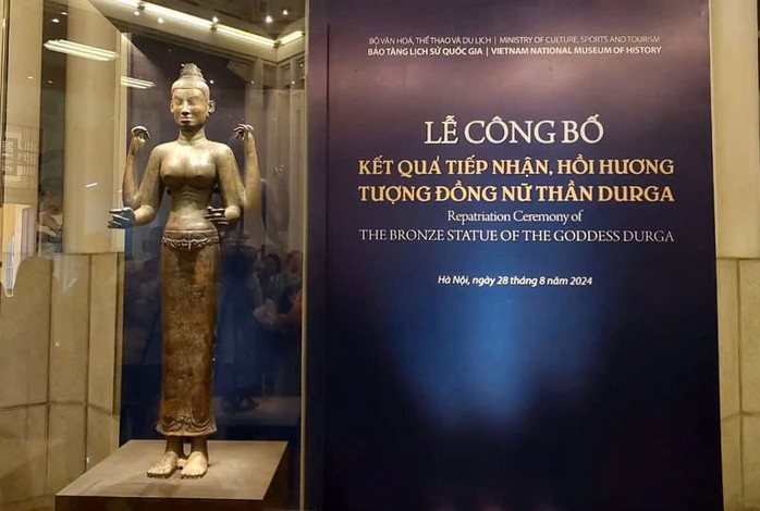Pho tượng Nữ thần Durga 4 tay được giới thiệu với công chúng hồi tháng 8-2024 sau khi pho tượng được hồi hương. Ảnh: HOÀNG LAN ANH Pho tượng Nữ thần Durga 4 tay được giới thiệu với công chúng hồi tháng 8-2024 sau khi pho tượng được hồi hương. Ảnh: HOÀNG LAN ANH