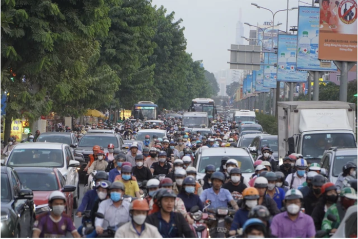 Nguy cơ ùn tắc sân bay Tân Sơn Nhất: Dùng xe buýt đưa khách ra trạm trung chuyển- Ảnh 1. Nguy cơ ùn tắc sân bay Tân Sơn Nhất: Dùng xe buýt đưa khách ra trạm trung chuyển- Ảnh 1.