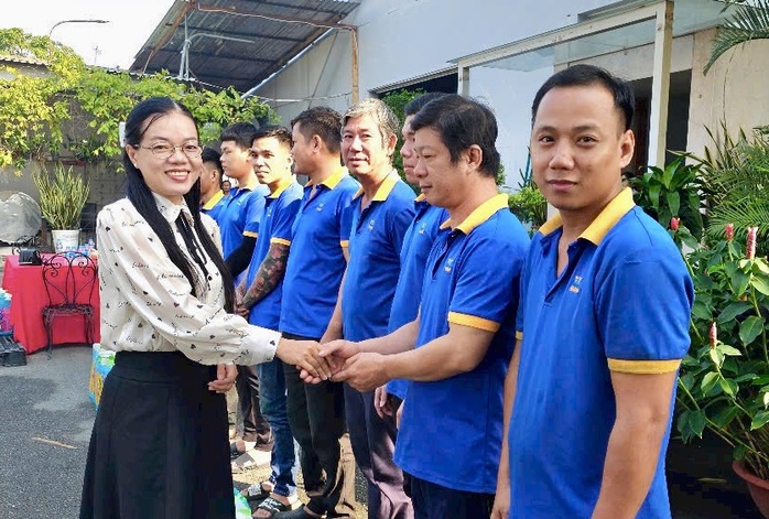 Người lao động động khó khăn hạnh phúc khi nhận quà, phiếu mua hàng- Ảnh 8. Người lao động động khó khăn hạnh phúc khi nhận quà, phiếu mua hàng- Ảnh 8.