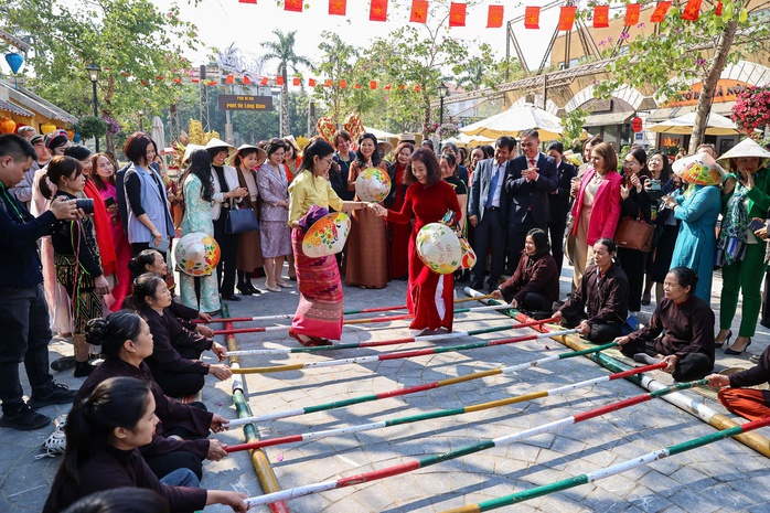 Bản hòa ca Tết Việt chính thức ngân lên tại Home Hanoi Xuan 2025- Ảnh 3. Bản hòa ca Tết Việt chính thức ngân lên tại Home Hanoi Xuan 2025- Ảnh 3.