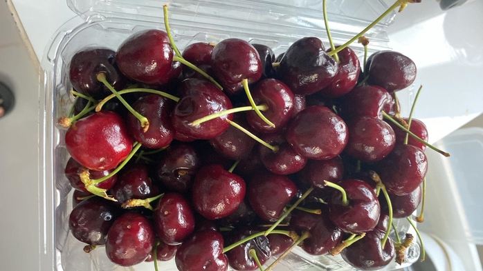 Cherry Chile giá rẻ bất ngờ, nhiều người nghi ngờ hàng Trung Quốc- Ảnh 1. Cherry Chile giá rẻ bất ngờ, nhiều người nghi ngờ hàng Trung Quốc- Ảnh 1.