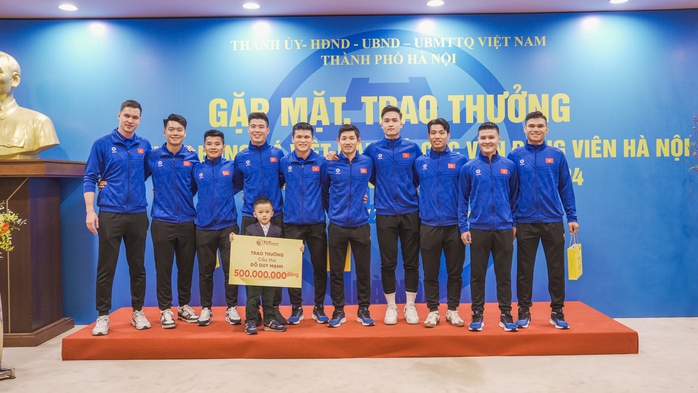 Bầu Hiển thưởng đậm cho tuyển thủ Việt Nam vô địch ASEAN Cup 2024- Ảnh 6. Bầu Hiển thưởng đậm cho tuyển thủ Việt Nam vô địch ASEAN Cup 2024- Ảnh 6.