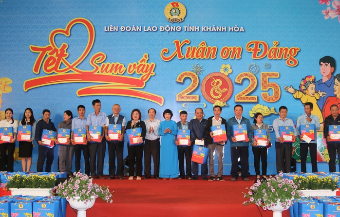 Hơn 1.000 đoàn viên, người lao động vui “Tết sum vầy”- Ảnh 4. Hơn 1.000 đoàn viên, người lao động vui “Tết sum vầy”- Ảnh 4.