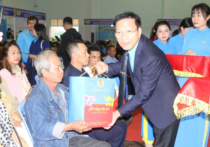 Hơn 1.000 đoàn viên, người lao động vui “Tết sum vầy”- Ảnh 6. Hơn 1.000 đoàn viên, người lao động vui “Tết sum vầy”- Ảnh 6.