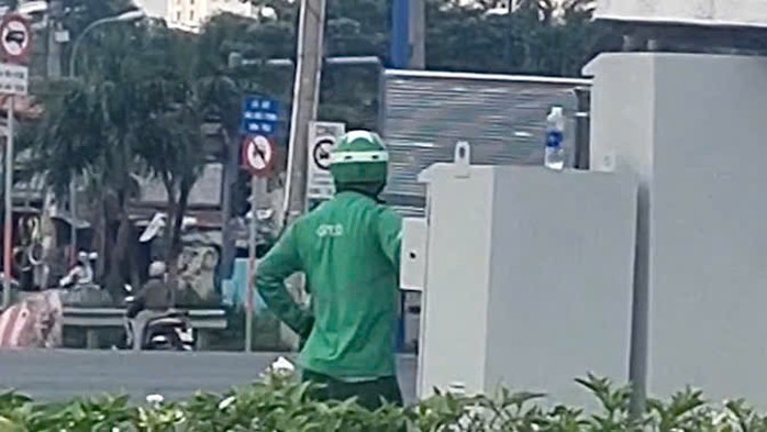 Người mặc áo xe ôm công nghệ nói lý do tự ý điều chỉnh đèn giao thông- Ảnh 1.