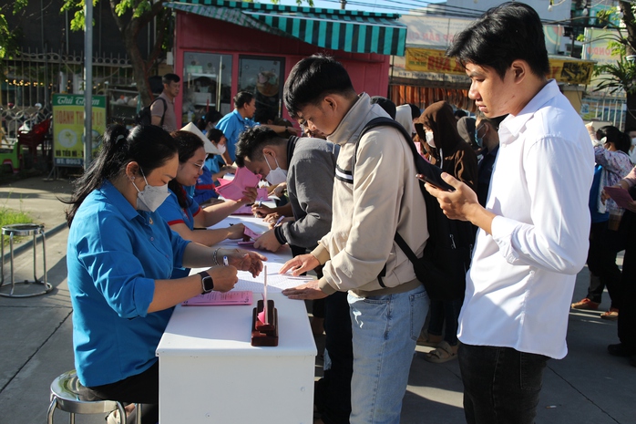 Người lao động động khó khăn hạnh phúc khi nhận quà, phiếu mua hàng- Ảnh 1. Người lao động động khó khăn hạnh phúc khi nhận quà, phiếu mua hàng- Ảnh 1.