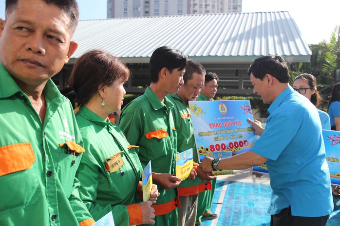 Người lao động động khó khăn hạnh phúc khi nhận quà, phiếu mua hàng- Ảnh 2. Người lao động động khó khăn hạnh phúc khi nhận quà, phiếu mua hàng- Ảnh 2.