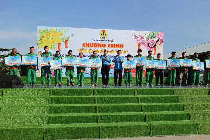 Người lao động động khó khăn hạnh phúc khi nhận quà, phiếu mua hàng- Ảnh 3. Người lao động động khó khăn hạnh phúc khi nhận quà, phiếu mua hàng- Ảnh 3.