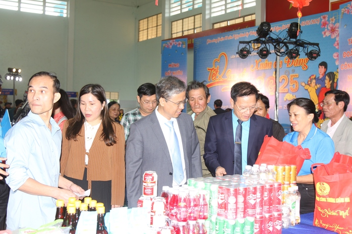 Hơn 1.000 đoàn viên, người lao động vui “Tết sum vầy”- Ảnh 5. Hơn 1.000 đoàn viên, người lao động vui “Tết sum vầy”- Ảnh 5.