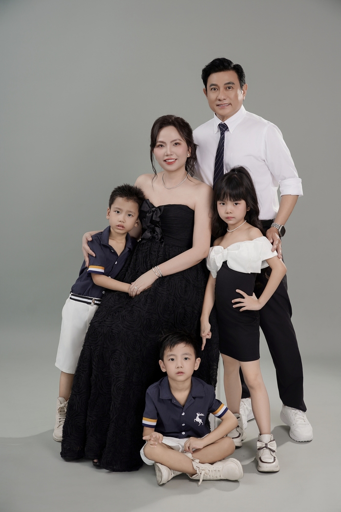"Ông trùm phản diện" Hoàng Phúc đưa gia đình "lên sóng"- Ảnh 1. "Ông trùm phản diện" Hoàng Phúc đưa gia đình "lên sóng"- Ảnh 1.