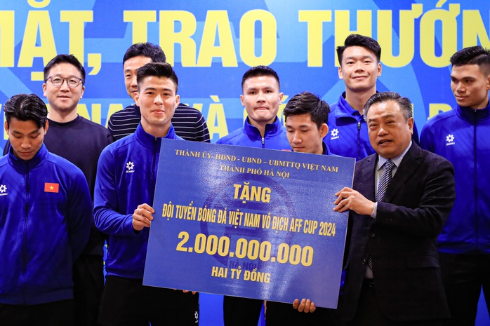 Bầu Hiển thưởng đậm cho tuyển thủ Việt Nam vô địch ASEAN Cup 2024- Ảnh 2. Bầu Hiển thưởng đậm cho tuyển thủ Việt Nam vô địch ASEAN Cup 2024- Ảnh 2.