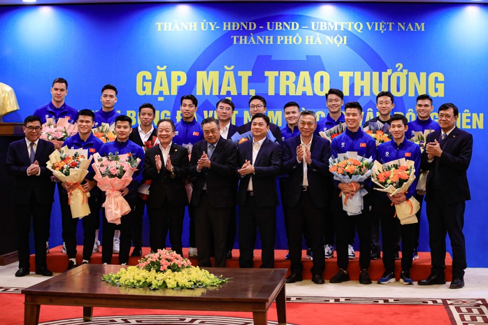 Bầu Hiển thưởng đậm cho tuyển thủ Việt Nam vô địch ASEAN Cup 2024- Ảnh 4. Bầu Hiển thưởng đậm cho tuyển thủ Việt Nam vô địch ASEAN Cup 2024- Ảnh 4.