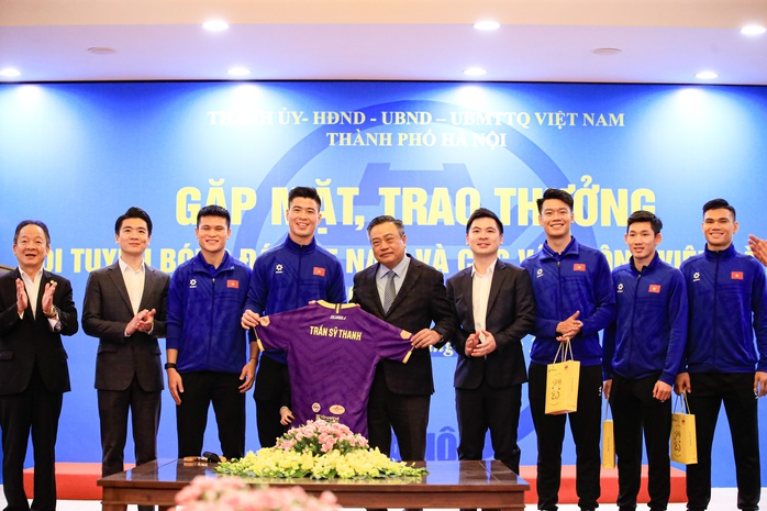 Bầu Hiển thưởng đậm cho tuyển thủ Việt Nam vô địch ASEAN Cup 2024- Ảnh 7. Bầu Hiển thưởng đậm cho tuyển thủ Việt Nam vô địch ASEAN Cup 2024- Ảnh 7.