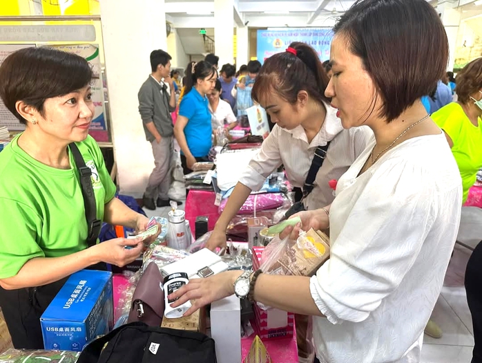 Người lao động động khó khăn hạnh phúc khi nhận quà, phiếu mua hàng- Ảnh 7. Người lao động động khó khăn hạnh phúc khi nhận quà, phiếu mua hàng- Ảnh 7.