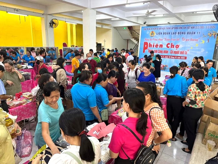Người lao động động khó khăn hạnh phúc khi nhận quà, phiếu mua hàng- Ảnh 6. Người lao động động khó khăn hạnh phúc khi nhận quà, phiếu mua hàng- Ảnh 6.