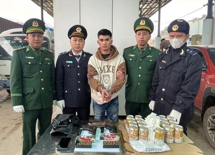 Bắt quả tang Cao Bá Huy đang vận chuyển 2 khẩu súng và 92 viên đạn- Ảnh 1. Bắt quả tang Cao Bá Huy đang vận chuyển 2 khẩu súng và 92 viên đạn- Ảnh 1.