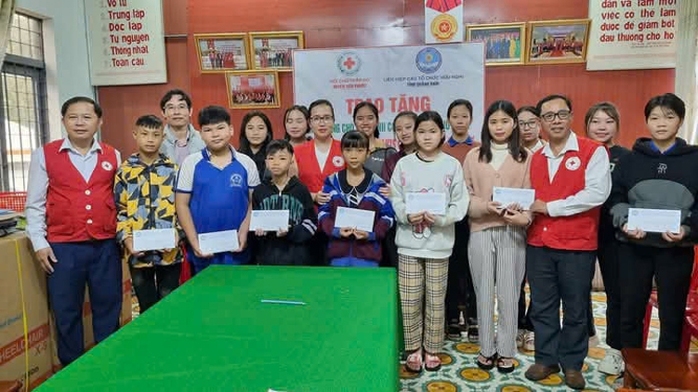 Thầy Lê Anh Hùng (bìa trái) cùng Hội Chữ thập đỏ huyện Tiên Phước tặng học bổng cho học sinh, sinh viên vượt khó. (Ảnh do nhân vật cung cấp) Thầy Lê Anh Hùng (bìa trái) cùng Hội Chữ thập đỏ huyện Tiên Phước tặng học bổng cho học sinh, sinh viên vượt khó. (Ảnh do nhân vật cung cấp)