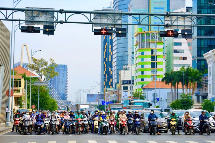 Những hình ảnh "khác lạ" ở các nút giao tại TP HCM - Ảnh 1. Những hình ảnh "khác lạ" ở các nút giao tại TP HCM - Ảnh 1.