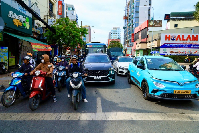 Những hình ảnh "khác lạ" ở các nút giao tại TP HCM - Ảnh 2. Những hình ảnh "khác lạ" ở các nút giao tại TP HCM - Ảnh 2.