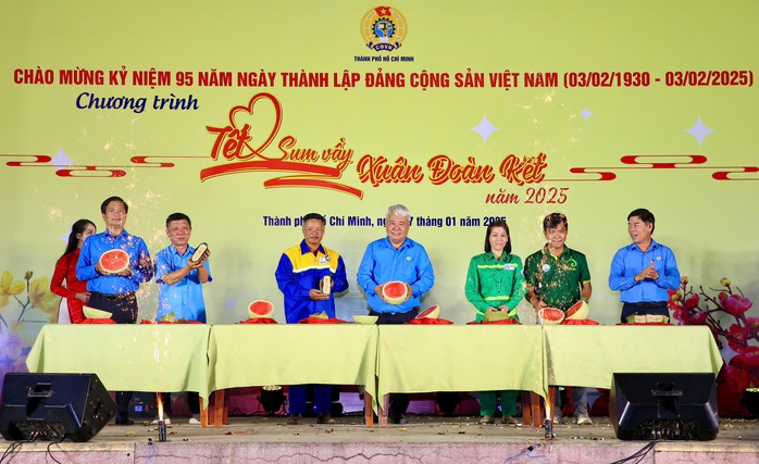 TP HCM: Ấm áp, ý nghĩa chương trình Tết sum vầy dành cho gia đình công nhân khó khăn- Ảnh 2. TP HCM: Ấm áp, ý nghĩa chương trình Tết sum vầy dành cho gia đình công nhân khó khăn- Ảnh 2.
