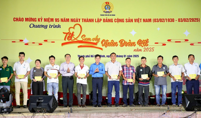 TP HCM: Ấm áp, ý nghĩa chương trình Tết sum vầy dành cho gia đình công nhân khó khăn- Ảnh 7. TP HCM: Ấm áp, ý nghĩa chương trình Tết sum vầy dành cho gia đình công nhân khó khăn- Ảnh 7.