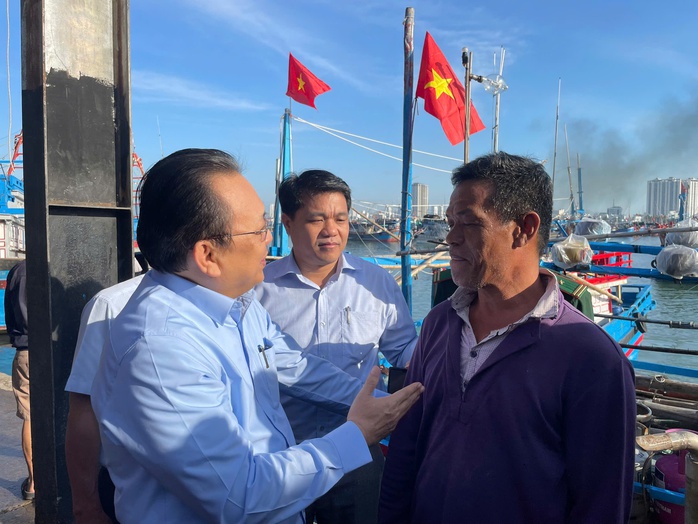 Ông Lê Hữu Hoàng, Phó Chủ tịch UBND tỉnh Khánh Hòa, thăm hỏi, động viên ngư dân trước khi xuất bến trong chuyến biển đầu năm Ông Lê Hữu Hoàng, Phó Chủ tịch UBND tỉnh Khánh Hòa, thăm hỏi, động viên ngư dân trước khi xuất bến trong chuyến biển đầu năm