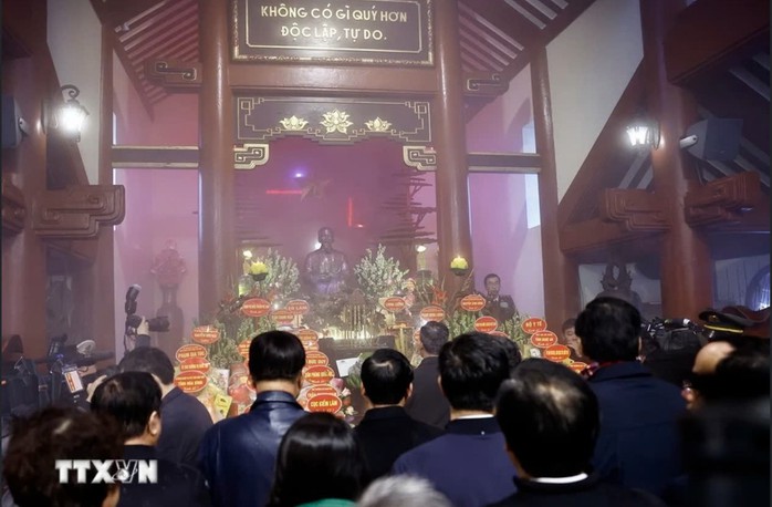 Chủ tịch QH Trần Thanh Mẫn dâng hương tại Đền thờ Bác Hồ trên đỉnh núi Ba Vì- Ảnh 7. Chủ tịch QH Trần Thanh Mẫn dâng hương tại Đền thờ Bác Hồ trên đỉnh núi Ba Vì- Ảnh 7.