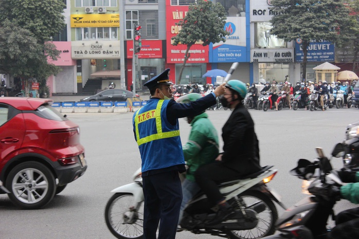 VIDEO: Ùn ứ kéo dài sau phân luồng mới ở ngã tư Khuất Duy Tiến - Nguyễn Trãi- Nguyễn Xiển - Ảnh 5. VIDEO: Ùn ứ kéo dài sau phân luồng mới ở ngã tư Khuất Duy Tiến - Nguyễn Trãi- Nguyễn Xiển - Ảnh 5.