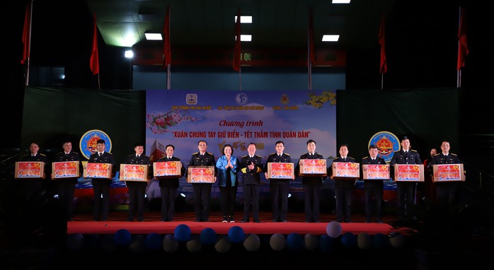 Tặng 1.000 lá cờ, 50 suất học bổng trong Chương trình Xuân chung tay giữ biển- Ảnh 6.